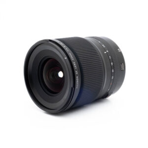 Fujinon GF 23mm f4 R LM WR-2 Fujinon GF 50mm f/3.5 R LM WR (sis.ALV24%) - Käytetty kameraobjektiivi, jossa on uurrettu tarkennusrengas, on sijoitettu valkoiselle taustalle, ja siinä näkyy etulasielementti ja objektiivin merkinnät.