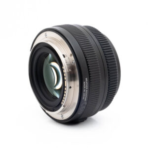 Fujinon GF 50mm f35 R LM WR-1 Lähikuva Fujinon GF 50mm f/3.5 R LM WR (sis.ALV24%) - Käytetty -objektiivista valkoisella taustalla, jossa korostuvat sen metallinen kiinnitys ja elektroniset kontaktit takapuolella.