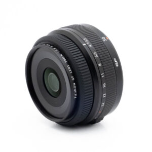 Fujinon GF 50mm f35 R LM WR-2 Fujinon GF 50mm f/3.5 R LM WR (sis.ALV24%) - Käytetty -objektiivi on kuvattu valkoisella taustalla, ja siinä näkyy tarkennusrengas ja aukkorenkaat, yksityiskohtaiset objektiivin merkinnät ja etulasi.