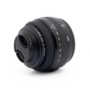 Fujinon GF 50mm f35 R LM WR-3 Fujinon GF 50mm f/3.5 R LM WR (sis.ALV24%) - Käytetty -objektiivi näkyy valkoisella taustalla, kun objektiivin suojus on kiinnitetty ja tarkennusrengas ja aukkorenkaat ovat näkyvissä.
