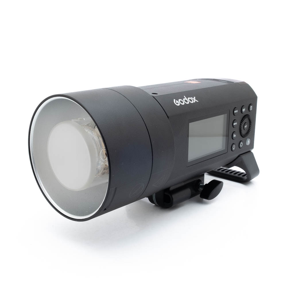Godox AD400 pro Musta Godox AD400 Pro (sis.ALV24%) - Käytetty studiostroboskooppivalaisin, jossa on digitaalinen näyttö ja ohjauspainikkeet, on kallistettu hieman vasemmalle valkoisella pohjalla.