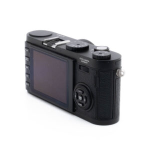 Leica X1-3 Fujinon GF 50mm f/3.5 R LM WR (sis.ALV24%) - Käytetty -objektiivi takaa vasemmalta katsottuna, jossa korostuvat sen säätörenkaat ja kuvioitu kahva, ja tuotteen nimi on painettu lähelle yläreunaa.