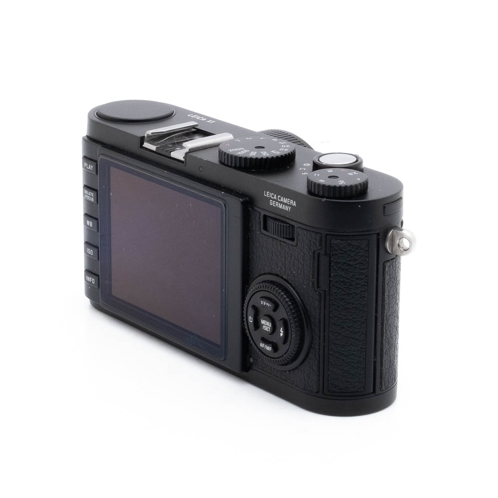 Leica X1-3 Fujinon GF 50mm f/3.5 R LM WR (sis.ALV24%) - Käytetty -objektiivi takaa vasemmalta katsottuna, jossa korostuvat sen säätörenkaat ja kuvioitu kahva, ja tuotteen nimi on painettu lähelle yläreunaa.