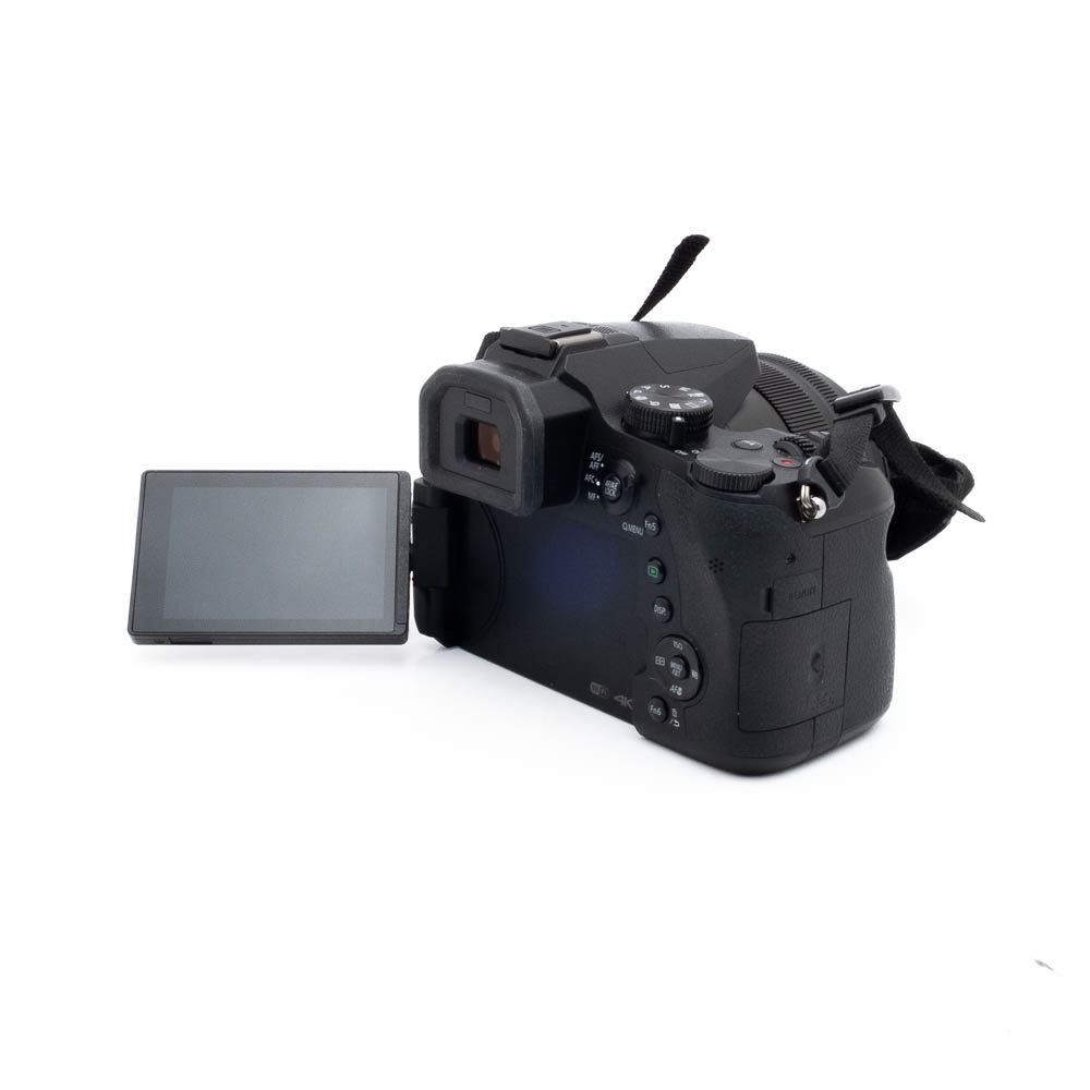 Lumix FZ-2000-1 Fujinon GF 50mm f/3.5 R LM WR (sis.ALV24%) - Käytetty -objektiivi näkyy valkoisella taustalla, mikä korostaa sen kompaktia mustaa muotoilua ja yksityiskohtaisia säätökiekkoja.