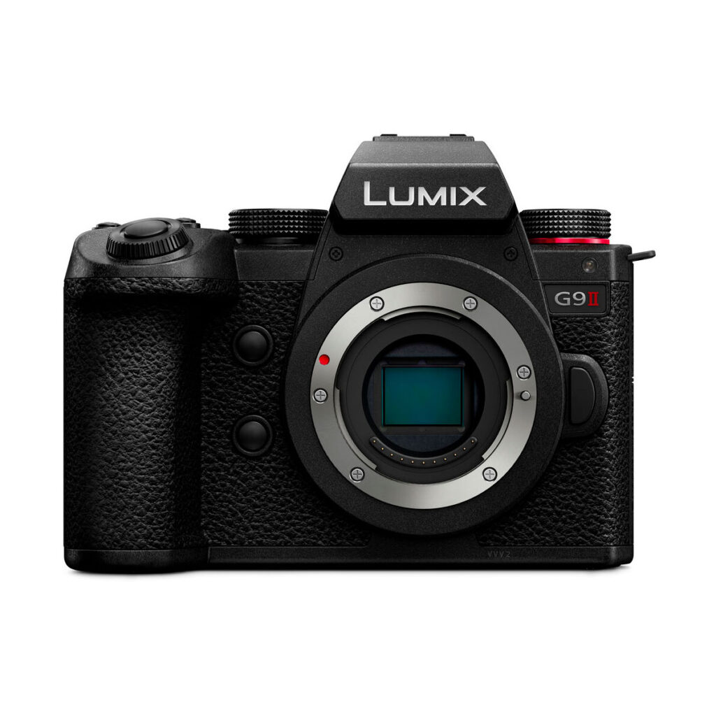 Lumix_G9II_002 Panasonic Lumix G9 II -järjestelmäkameran etukuva, musta runko ilman objektiivia, jossa näkyy sensori ja kuvioitu kahva.