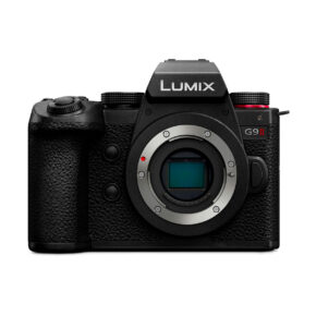 Lumix_G9II_002 Panasonic Lumix G9 II -järjestelmäkameran etukuva, musta runko ilman objektiivia, jossa näkyy sensori ja kuvioitu kahva.