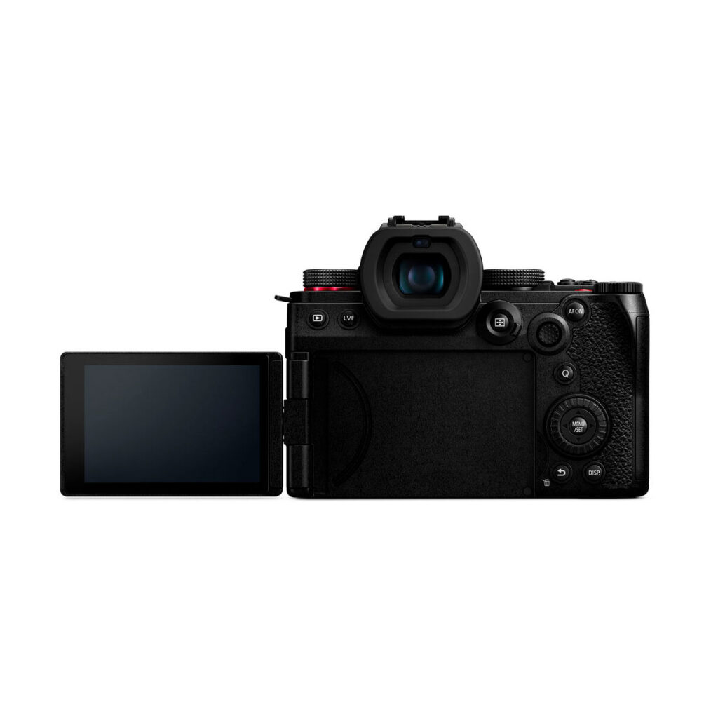 Lumix_G9II_004 Panasonic Lumix G9 II -järjestelmäkamera on esitetty takaa LCD-näyttö vasemmalle käännettynä, jolloin eri painikkeet, valintakiekot ja kuvioitu kahva korostuvat valkoista taustaa vasten.