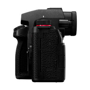 Lumix_G9II_006 Panasonic Lumix G9 II -järjestelmäkameran sivukuva läheltä näyttää sen kuvioidun kahvan, etsimen ja MIC- ja HDMI-tuloportit sivupaneelissa.
