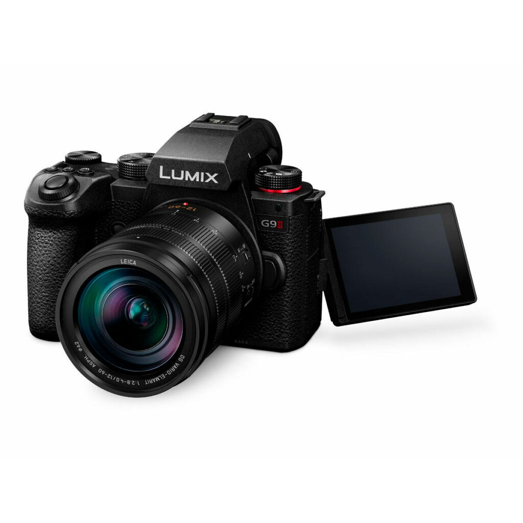 Lumix_G9II_12-60mm_004 Panasonic Lumix G9 II + 12-60mm LEICA F2.8-4.0 Kit, musta, on esillä suurella objektiivilla ja ulos käännettävällä LCD-näytöllä, joka on taivutettu oikealle valkoisella taustalla.