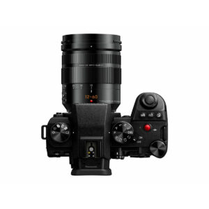 Lumix_G9II_12-60mm_007 Panasonic Lumix G9 II + 12-60mm LEICA F2.8-4.0 Kitin ylhäältä katsottuna, jossa näkyvät säätöpyörät, painikkeet, kahva ja kameran asetukset yläpaneelissa. Kiinnitetty zoom-objektiivi on merkitty "12-60mm.