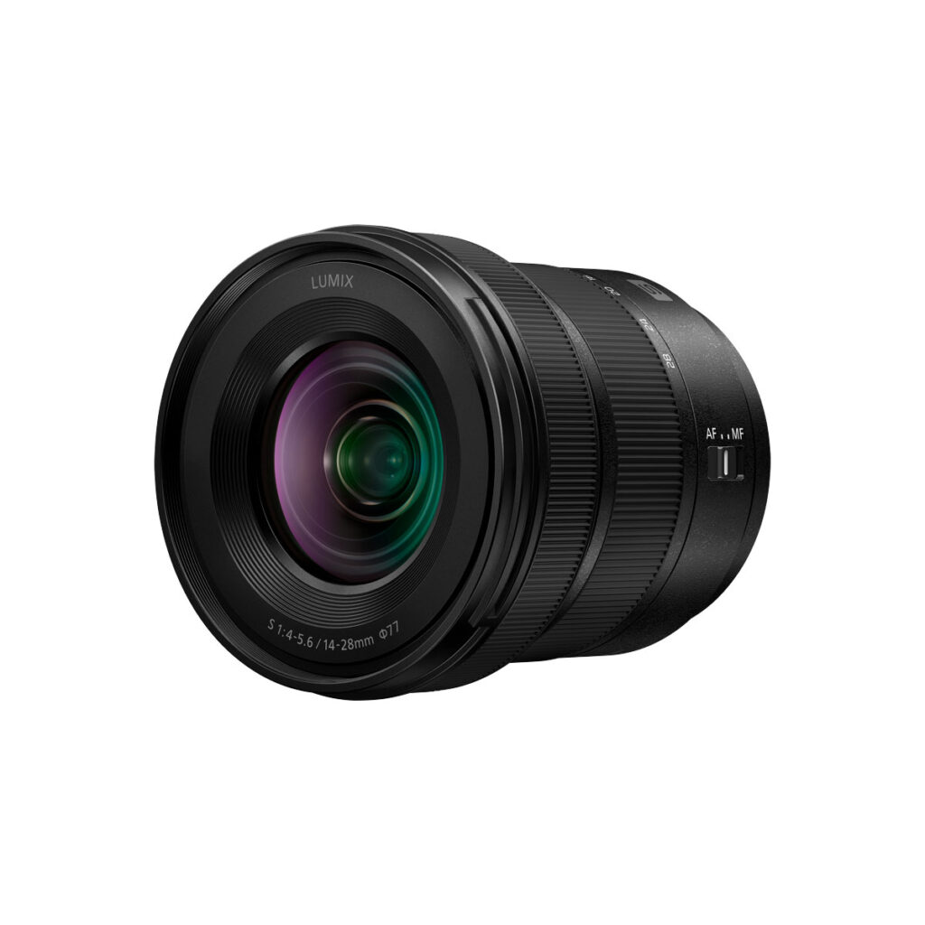Panasonic Lumix S Lens 14-28mm F/4-5.6 -objektiivi, musta, automaattitarkennuksella ja manuaalitarkennuksen kytkimellä, on kuvattu kulmassa valkoista taustaa vasten; objektiivin merkinnät osoittavat sen 14-28mm polttovälin ja f/4-5.6 aukon.