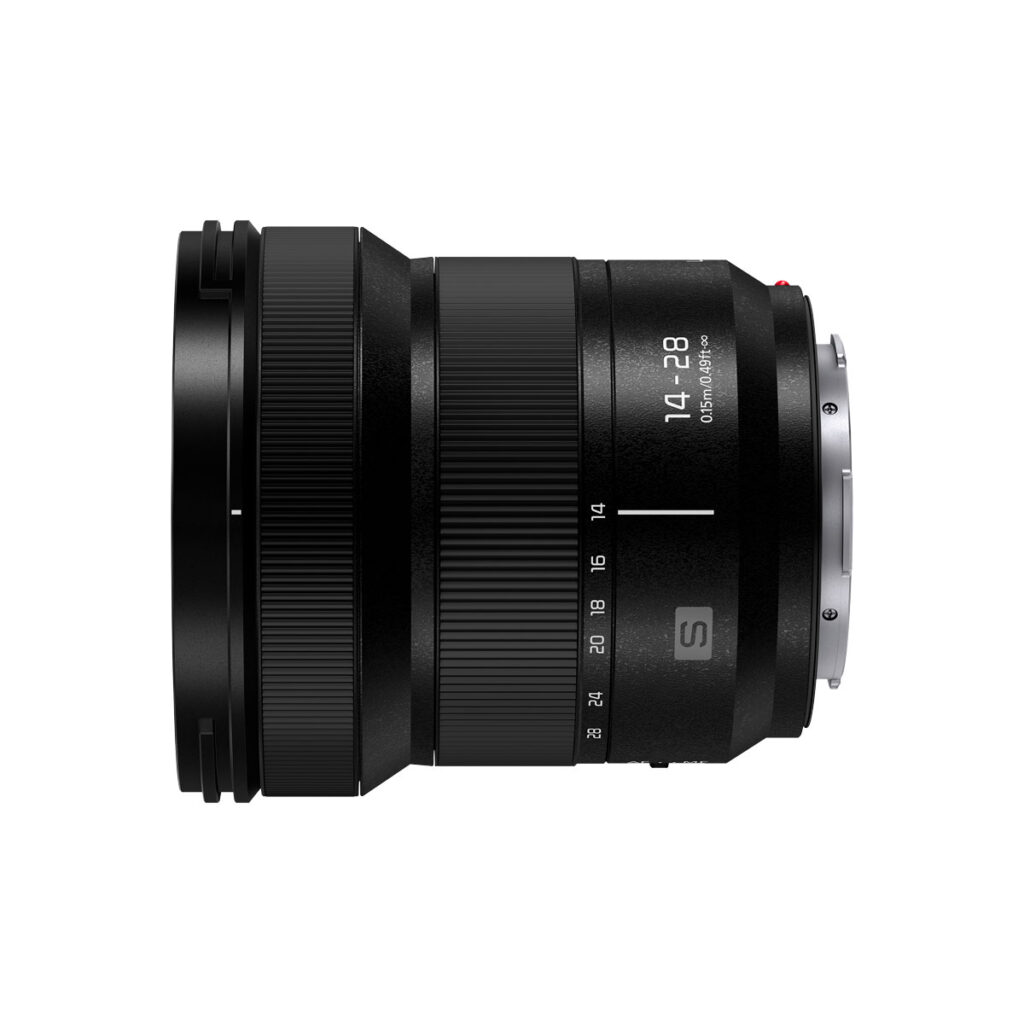Panasonic Lumix S Lens 14-28mm F/4-5.6 -objektiivi näkyy sivuprofiilissa valkoisella taustalla, ja siinä on musta viimeistely, polttovälin merkinnät (14-28mm), kuvioitu tarkennusrengas ja metallinen kiinnitys.