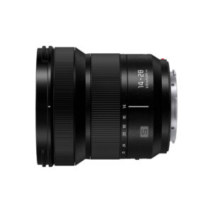 Panasonic Lumix S Lens 14-28mm F/4-5.6 -objektiivi näkyy sivuprofiilissa valkoisella taustalla, ja siinä on musta viimeistely, polttovälin merkinnät (14-28mm), kuvioitu tarkennusrengas ja metallinen kiinnitys.