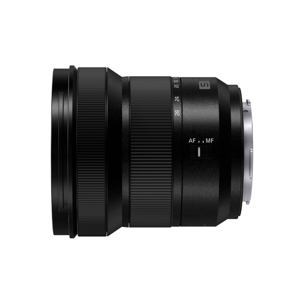 Panasonic Lumix S Lens 14-28mm F/4-5.6 -objektiivi on musta, moderni sylinterimäinen kameran objektiivi, jossa on kuvioitu tarkennusrengas, AF/MF-tilan kytkin, objektiivin kiinnitys ja sivulta näkyvät hienovaraiset merkinnät.