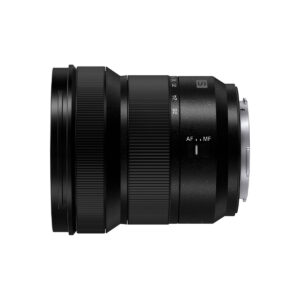 Panasonic Lumix S Lens 14-28mm F/4-5.6 -objektiivi on musta, moderni sylinterimäinen kameran objektiivi, jossa on kuvioitu tarkennusrengas, AF/MF-tilan kytkin, objektiivin kiinnitys ja sivulta näkyvät hienovaraiset merkinnät.
