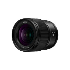 Lumix_S_18mm_002 Musta Panasonic Lumix S 18mm f/1.8 -objektiivi näkyy kuvakulmassa, jossa korostuvat sen lasielementit, tarkennusrengas ja sivussa oleva AF/MF-kytkin.
