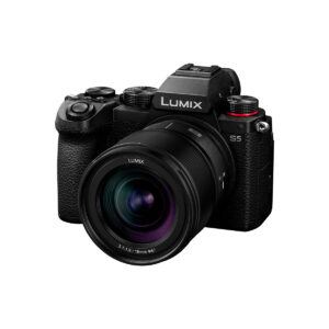 Lumix_S_18mm_005 Musta Panasonic Lumix S5 -peilitön kamera, jossa on Panasonic Lumix S 18mm f/1.8 -objektiivi, kuvioitu kahva ja säätöpyörät, näkyy valkoisella taustalla.