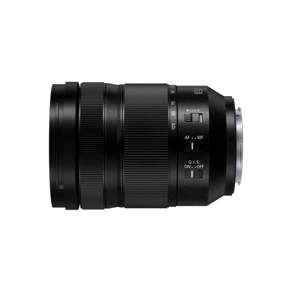 Panasonic Lumix S 24-105mm f/4 Macro O.I.S -objektiivi, jossa on manuaalinen/automaattitarkennus, O.I.S. on/off ja lukituskytkimet, näkyy sivulta valkoista taustaa vasten.