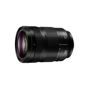 Lumix_S_24-105mm_003 Panasonic Lumix S 24-105mm f/4 Macro O.I.S -objektiivi, jossa on zoomaus- ja tarkennusrenkaat, kuvioitu kahva ja näkyvät etulasielementit, näkyy mustana valkoista taustaa vasten.