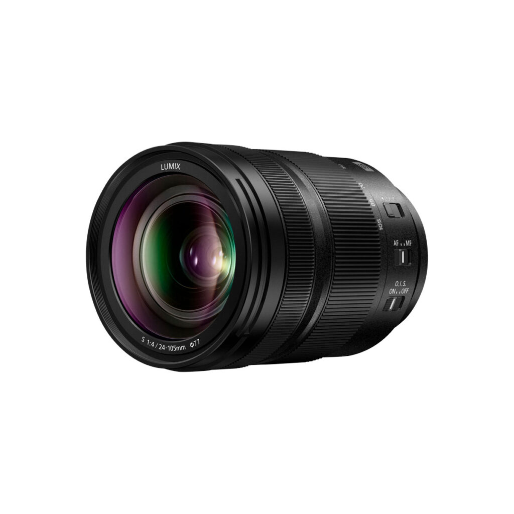 Musta Panasonic Lumix S 24-105mm f/4 Macro O.I.S -objektiivi, jossa on violetteja ja vihreitä lasiheijastuksia, näkyy valkoisella taustalla.