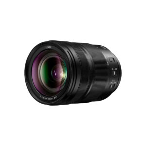 Musta Panasonic Lumix S 24-105mm f/4 Macro O.I.S -objektiivi, jossa on violetteja ja vihreitä lasiheijastuksia, näkyy valkoisella taustalla.