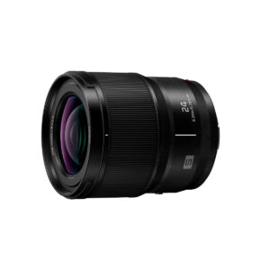 Panasonic Lumix S 24mm f/1.8 -objektiivi, jossa on musta muotoilu "24" ja "S" -merkinnöillä, kuvioitu tarkennusrengas ja näkyvät lasielementit, on esillä valkoista taustaa vasten.