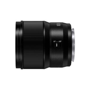 Lumix_S_24mm_004 Panasonic Lumix S 24mm f/1.8 -objektiivi näkyy profiilissa valkoista taustaa vasten, ja siinä näkyvät AF/MF-kytkin, kuvioidut ja sileät alueet sekä objektiivin kiinnitys oikealla.