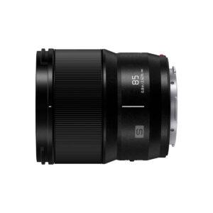 Lumix_S_85mm_002 Panasonic Lumix S 85mm f/1.8 -objektiivi näkyy sivuprofiilissa valkoista taustaa vasten, ja siinä on mustat kuvioidut ja sileät osat, 85 ja 0.80m/2.62ft -merkinnät sekä metallinen kiinnitysrengas.