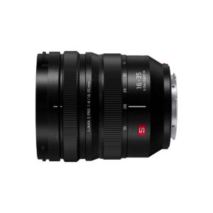 Musta Panasonic Lumix S 16-35mm f/4 -objektiivi näkyy valkoisella pohjalla, ja siinä on näkyvät tarkennus- ja zoomausrenkaat, polttovälin merkinnät ja erottuva punainen S-merkki.