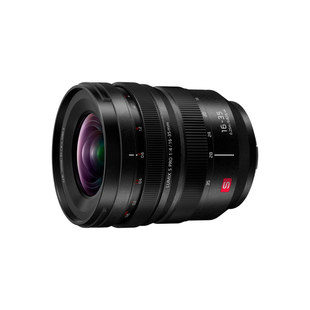 Panasonic Lumix S 16-35mm f/4 -objektiivi mustana, jossa on kirkkaat lasielementit ja yksityiskohtaiset polttoväli- ja aukkomerkinnät valkoisella pohjalla.