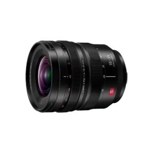 Panasonic Lumix S 16-35mm f/4 -objektiivi mustana, jossa on kirkkaat lasielementit ja yksityiskohtaiset polttoväli- ja aukkomerkinnät valkoisella pohjalla.