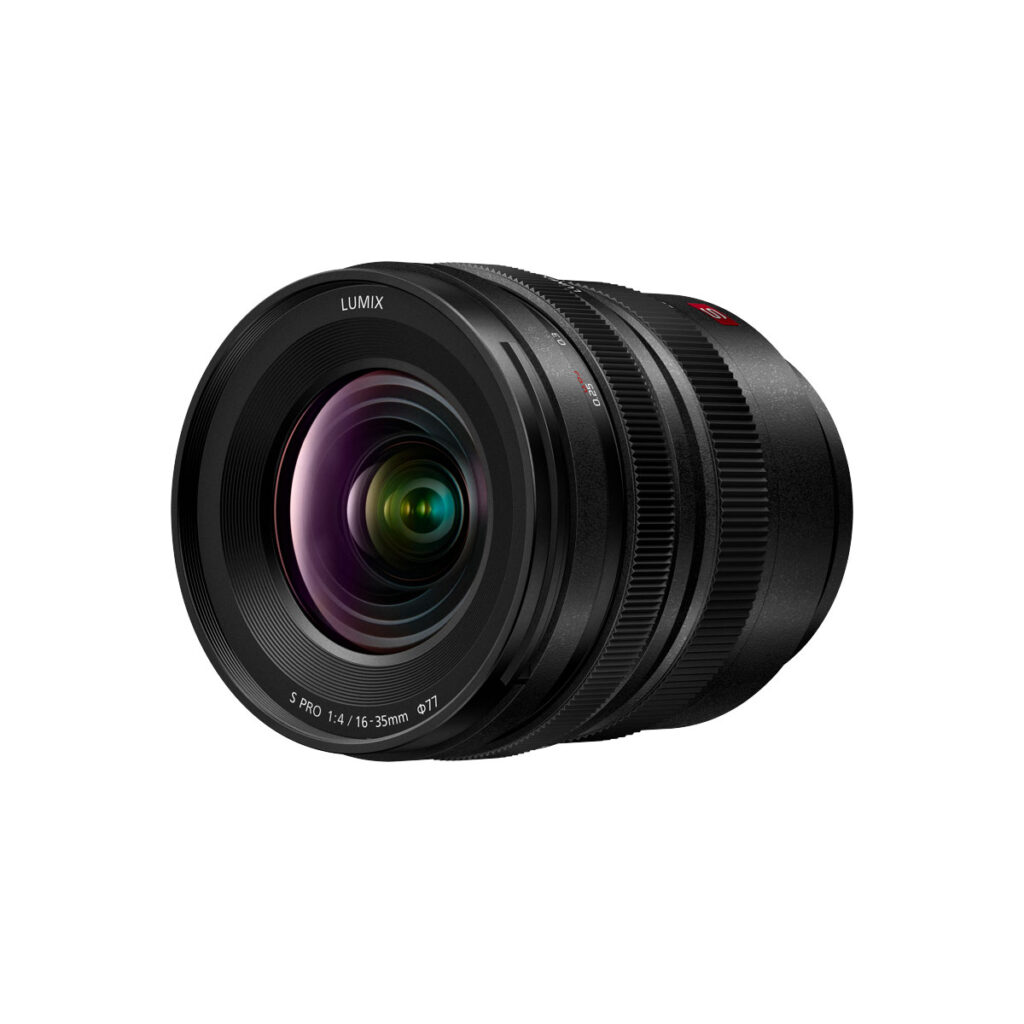 Musta Panasonic Lumix S 16-35mm f/4 -objektiivi, jossa on uurrettu tarkennusrengas ja näkyvä etulasielementti, kuvassa valkoisella taustalla.