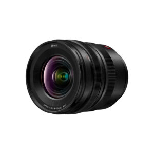 Musta Panasonic Lumix S 16-35mm f/4 -objektiivi, jossa on uurrettu tarkennusrengas ja näkyvä etulasielementti, kuvassa valkoisella taustalla.