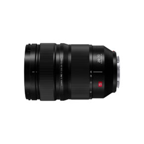 Lumix_S_PRO_27-70mm_001 Panasonic Lumix S Pro 24-70mm f/2.8 -objektiivi näkyy vaakasuorassa valkoisella pohjalla, jolloin sen yksityiskohtaiset merkinnät, säätörenkaat ja objektiivin kiinnitys korostuvat.