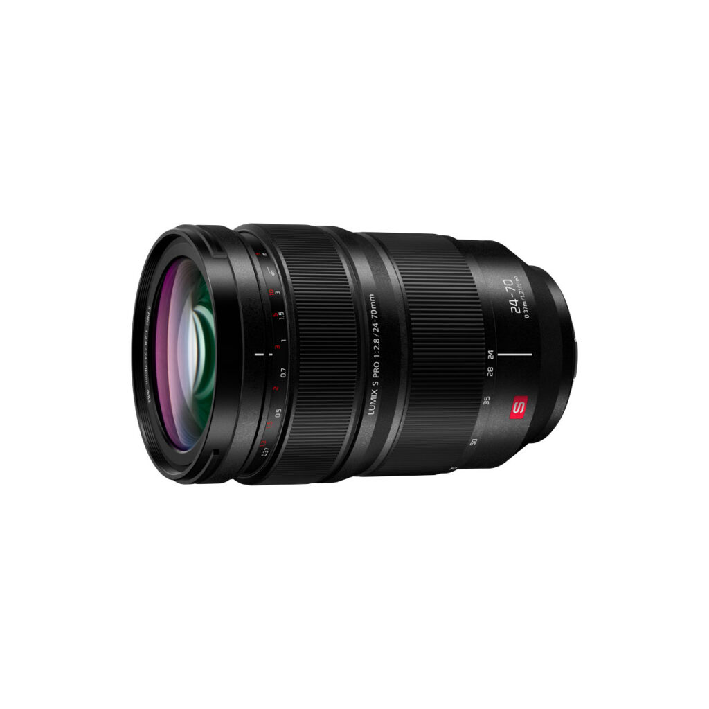 Lumix_S_PRO_27-70mm_002 Musta Panasonic Lumix S Pro 24-70mm f/2.8 -objektiivi näkyy valkoisella taustalla, ja siinä on zoomaus- ja tarkennusrenkaat, joissa on polttovälimerkinnät ja punainen "S"-logo kiinnikkeen lähellä.