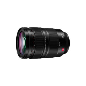 Lumix_S_PRO_27-70mm_002 Musta Panasonic Lumix S Pro 24-70mm f/2.8 -objektiivi näkyy valkoisella taustalla, ja siinä on zoomaus- ja tarkennusrenkaat, joissa on polttovälimerkinnät ja punainen "S"-logo kiinnikkeen lähellä.