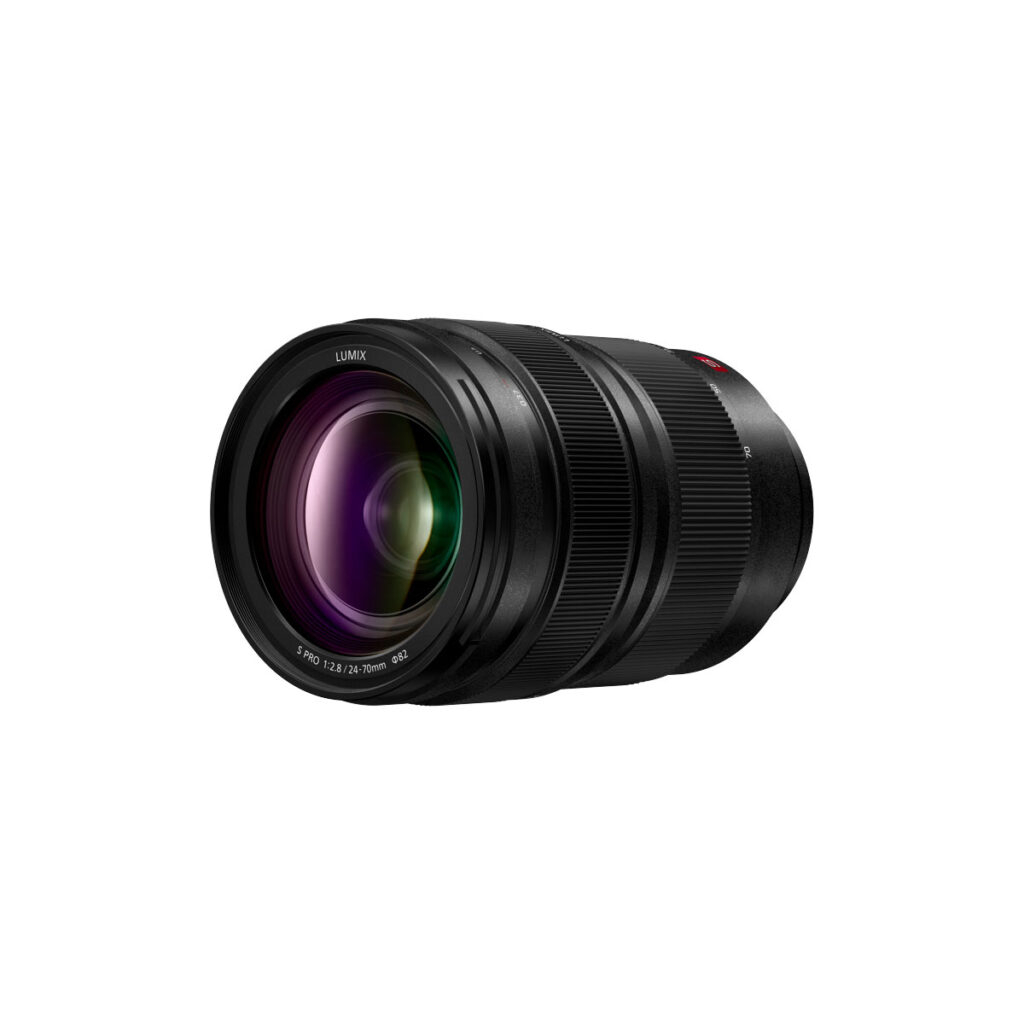 Lumix_S_PRO_27-70mm_003 Musta Panasonic Lumix S Pro 24-70mm f/2.8 -objektiivi, jossa on uurrettu zoomausrengas ja suuri etulasielementti, näkyy valkoisella taustalla.