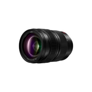 Lumix_S_PRO_27-70mm_003 Musta Panasonic Lumix S Pro 24-70mm f/2.8 -objektiivi, jossa on uurrettu zoomausrengas ja suuri etulasielementti, näkyy valkoisella taustalla.