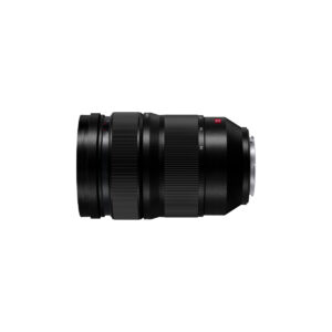 Lumix_S_PRO_27-70mm_004 Panasonic Lumix S Pro 24-70mm f/2.8 -objektiivi on kompakti, sylinterimäinen musta vaihdettava kameran objektiivi, jossa on zoomaus- ja tarkennusrenkaat, metallinen kiinnitys, ja se on kuvattu sivulta valkoista taustaa vasten.