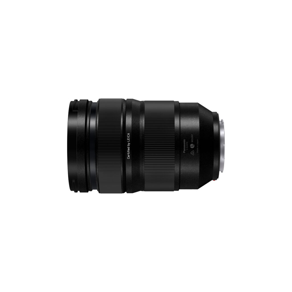 Lumix_S_PRO_27-70mm_005 A Panasonic Lumix S Pro 24-70mm f/2.8 -objektiivi, musta zoom-objektiivi, jossa on teksturoidut tarkennus- ja zoom-renkaat, esillä vaaka-asennossa valkoisella taustalla. Tuotetiedot näkyvät objektiivin kyljessä.