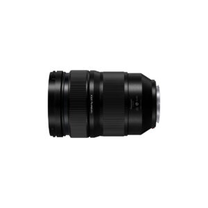 Lumix_S_PRO_27-70mm_005 A Panasonic Lumix S Pro 24-70mm f/2.8 -objektiivi, musta zoom-objektiivi, jossa on teksturoidut tarkennus- ja zoom-renkaat, esillä vaaka-asennossa valkoisella taustalla. Tuotetiedot näkyvät objektiivin kyljessä.