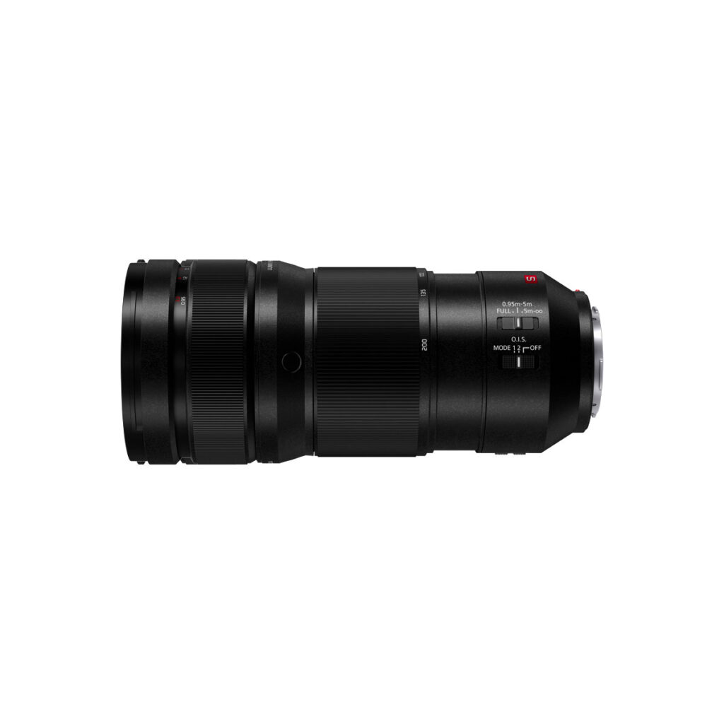 Panasonic Lumix S Pro 70-200mm f/2.8 O.I.S -objektiivi on musta teleobjektiivi, jossa on zoomaus- ja tarkennusrenkaat, sivukytkimet ja metallinen kiinnitys, joka on esillä vaakasuorassa valkoisella pohjalla.