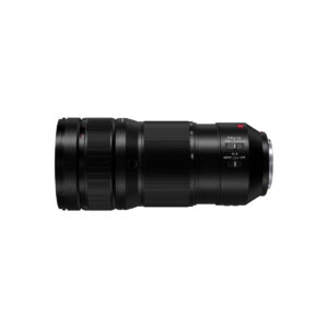 Panasonic Lumix S Pro 70-200mm f/2.8 O.I.S -objektiivi on musta teleobjektiivi, jossa on zoomaus- ja tarkennusrenkaat, sivukytkimet ja metallinen kiinnitys, joka on esillä vaakasuorassa valkoisella pohjalla.
