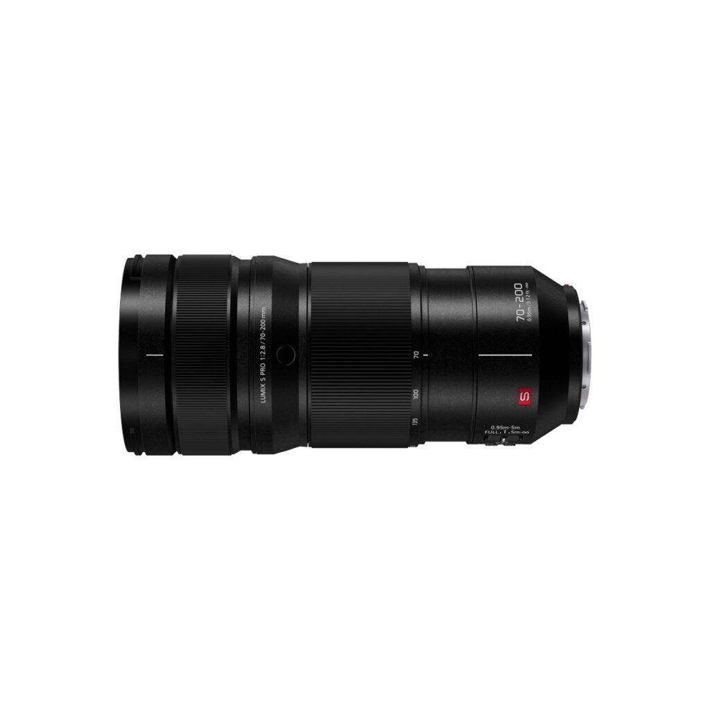Panasonic Lumix S Pro 70-200mm f/2.8 O.I.S -objektiivi näkyy vaakasuorassa valkoisella taustalla, ja sen mustassa mallissa on merkitty polttovälit, kuvioidut pitorenkaat ja säätökytkimet.