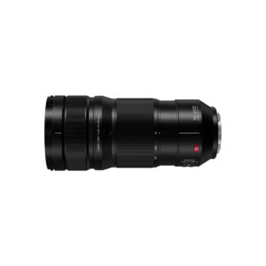 Panasonic Lumix S Pro 70-200mm f/2.8 O.I.S -objektiivi näkyy vaakasuorassa valkoisella taustalla, ja sen mustassa mallissa on merkitty polttovälit, kuvioidut pitorenkaat ja säätökytkimet.