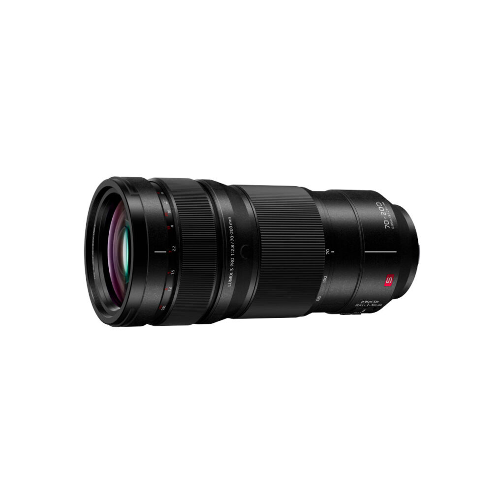 Panasonic Lumix S Pro 70-200mm f/2.8 O.I.S -objektiivi, jossa on useita renkaita ja merkintöjä, on kuvattu vaakasuoraan valkoisella taustalla siten, että sen lasielementti on vasemmalle päin.