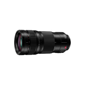 Panasonic Lumix S Pro 70-200mm f/2.8 O.I.S -objektiivi, jossa on useita renkaita ja merkintöjä, on kuvattu vaakasuoraan valkoisella taustalla siten, että sen lasielementti on vasemmalle päin.