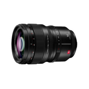 Lumix_S_Pro_50mm_003 Panasonic Lumix S Pro 50mm f/1.4 -objektiivi näkyy valkoisella taustalla, ja siinä on kuvioitu tarkennusrengas ja punainen S-logo objektiivin kiinnikkeen lähellä.