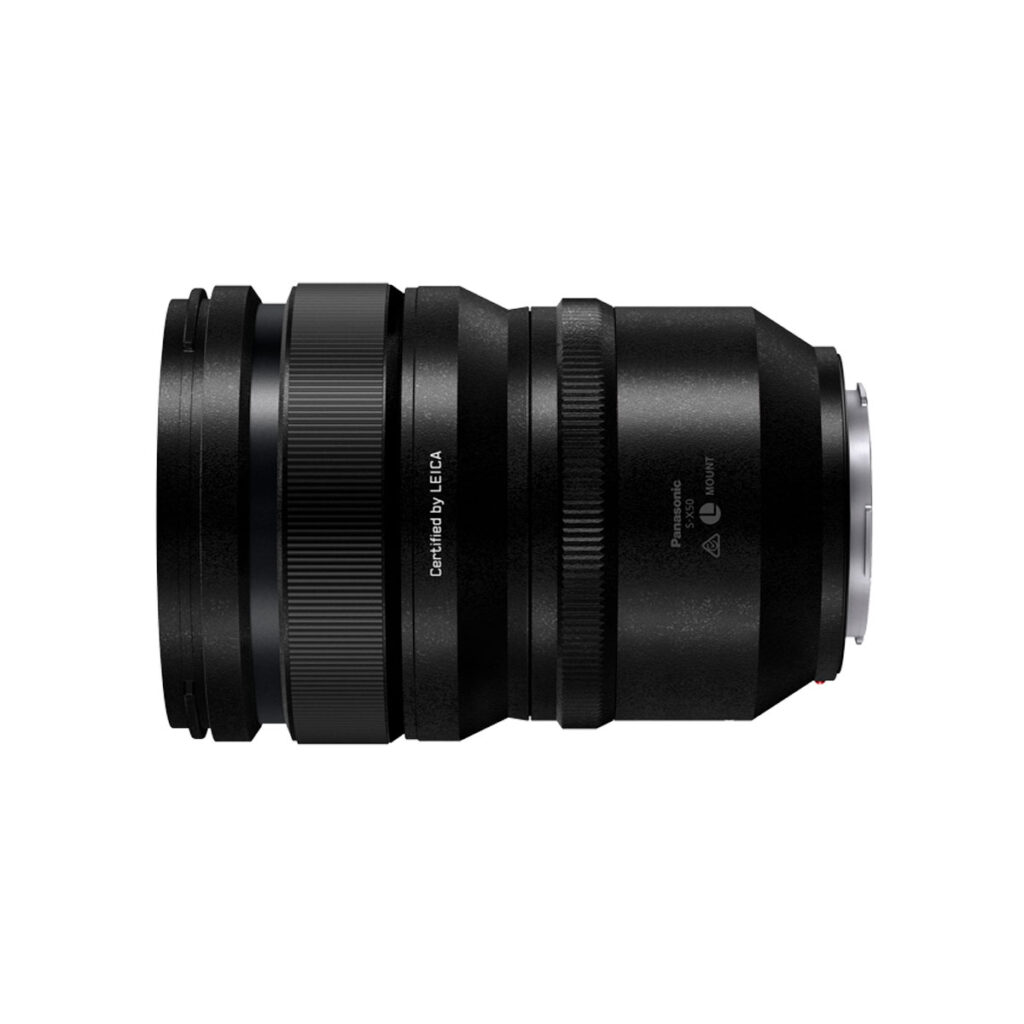 Lumix_S_Pro_50mm_004 Sivukuva Panasonic Lumix S Pro 50mm f/1.4 -objektiivista, mustasta objektiivista, jossa on kuvioidut zoomaus- ja tarkennusrenkaat sekä "Certified by LEICA" -merkintä valkoista taustaa vasten.