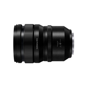 Lumix_S_Pro_50mm_004 Sivukuva Panasonic Lumix S Pro 50mm f/1.4 -objektiivista, mustasta objektiivista, jossa on kuvioidut zoomaus- ja tarkennusrenkaat sekä "Certified by LEICA" -merkintä valkoista taustaa vasten.